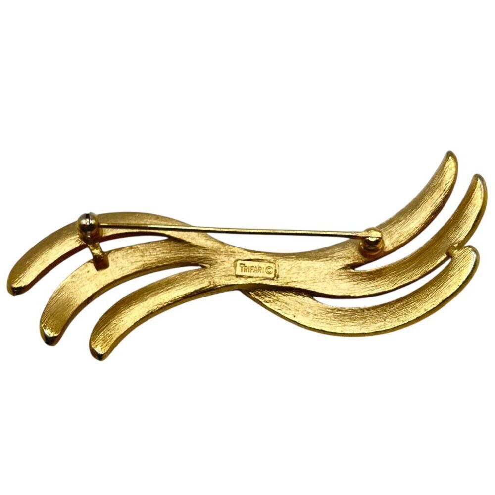 Vintage Crown Trifari Gold Tone Textured Ribbons Brooch Pin Three Ribbons Waving View 3